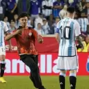 El hincha de Huracán Las Heras más famoso: frenó el partido de la selección para tocar a Messi