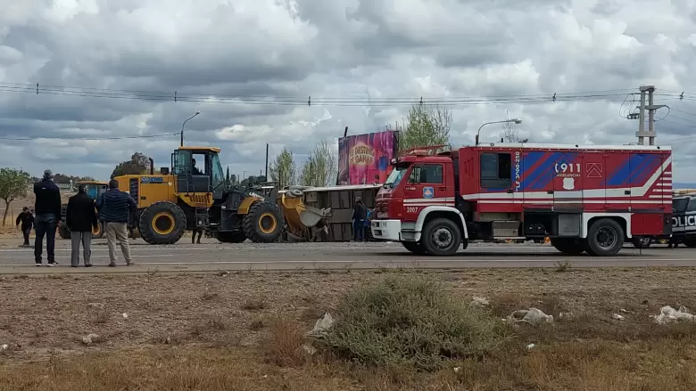 Trabajan en dar vuelta el vehículo en la Ruta 7 en San Martín