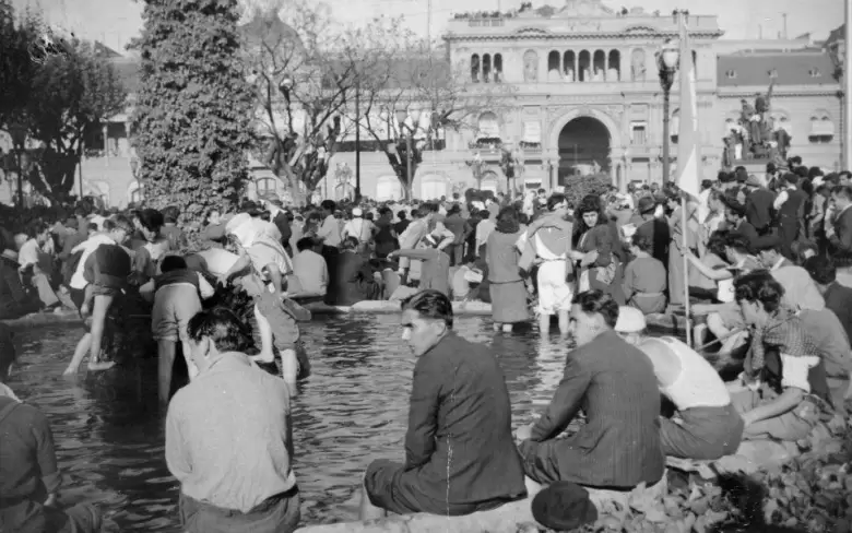 17 de octubre, trabajadores con los pies en el agua Plaza de mayo