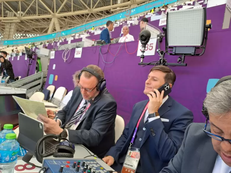 Javier Zanetti comentando para una cadena italiana.