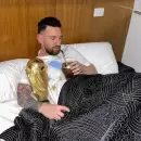 Messi y el mejor despertar: mates en la cama y abrazado a la Copa del Mundo