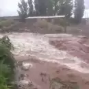 Impresionante tormenta de lluvia y granizo provocó desbordes de ríos en alta montaña