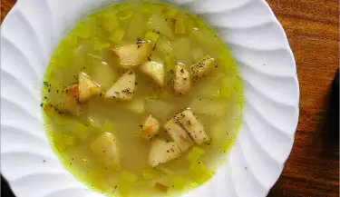 sopa-de-verduras-con-manzana