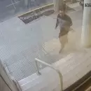 VIDEOS: Intensa bsqueda de un hombre que defeca en la puerta de un edificio de Capital