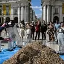 Ecologistas forman un enorme montón de colillas de cigarrillo en Lisboa