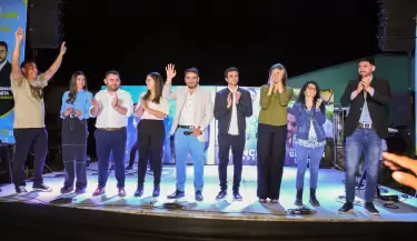 Fernando Ubieta (en el centro) y sus candidatos se quedaron con el triunfo en la