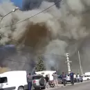 Fotos y videos: bomberos siguen combatiendo el incendio en la fábrica de San Rafael