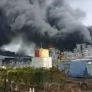 Comenzaron a evacuar a viviendas lindantes del feroz incendio en San Rafael