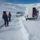 (VIDEO) Rescataron a una familia varada en la nieve