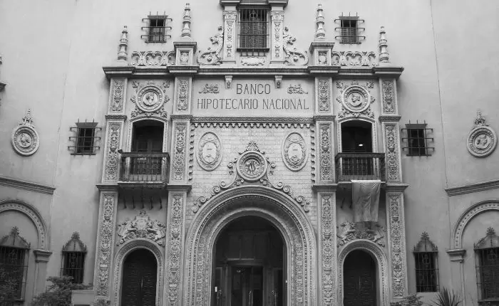 Taller de restauraci�n sobre la fachada del antiguo Banco Hipotecario Nacional - Diario Mendoza
