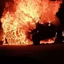 Explot y ardi por completo un auto en Las Heras