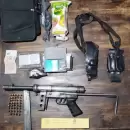 Allanaron su casa: Lo detuvieron con drogas y hasta una ametralladora