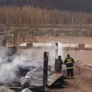 Efectivos de la Gendarmera, como bomberos para apagar el incendio en unas cabaas de Uspallata