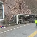 Dos camiones volcaron y complicaron el trnsito en alta montaa