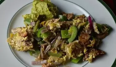 huevos-revueltos-con-aguacate-y-almendra