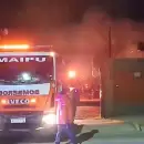 Feroz incendio en un aserradero de Maip�: sin heridos
