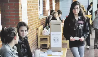 jovenes votando