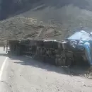 (Video) Un camionero volc en la alta montaa y tuvo que ser trasladado en helicptero
