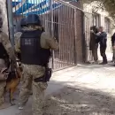 El video de la negociacin entre el polica del GRIS y el efectivo que se atrincher armado en Capital