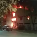 (Video) Un incendio que sera intencional afect los galpones municipales en Las Heras