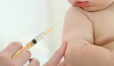 bebé vacuna