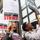 Los estudios de Hollywood retoman las negociaciones con los guionistas en huelga