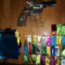 Dos detenidos con droga y un arma en Guaymalln