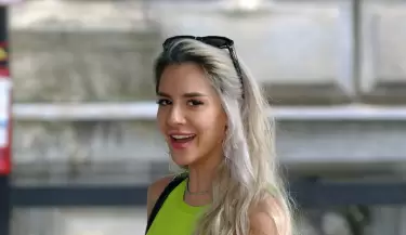 mujer sonriendo