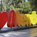 Vandalizaron el cartel de "Mendoza" en la Plaza Independencia