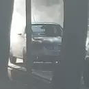 (Videos) Impresionante incendio de un auto en plena Capital