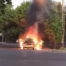 Impresionante incendio de un taxi en San Rafael