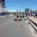 Impresionante accidente en el ingreso a Capital: Un motociclista sufrió la amputación de un pie