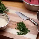 El truco viral para limpiar la tabla de picar y dejarla como nueva