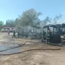 Dos heridos y seis colectivos quemados provoc un incendio en una conocida firma de transporte