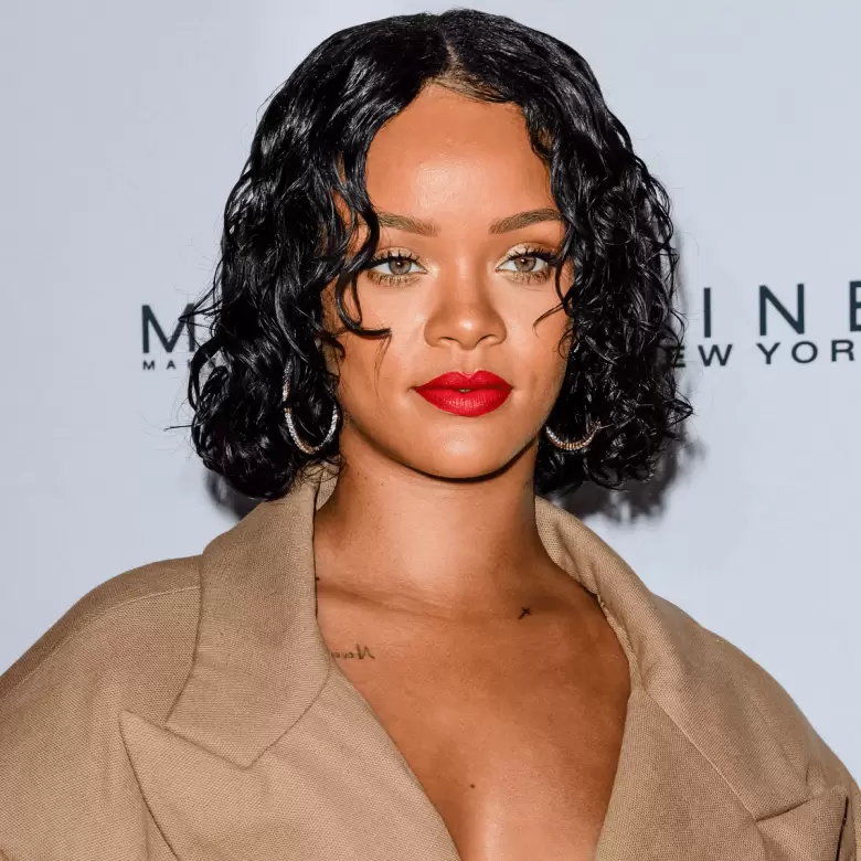 rihanna cabello rizos belleza labios rojos