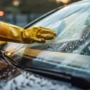 El secreto para dejar reluciente el limpiaparabrisas del auto con vinagre