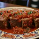 La receta tradicional italiana de carne con una salsa deliciosa