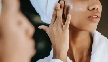 mujer-aplicandose crema belleza
