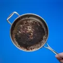 Descubre el truco casero para limpiar las ollas quemadas de tu cocina
