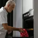 El método más eficaz para limpiar la bandeja del horno, utilizando bicarbonato de sodio y vinagre