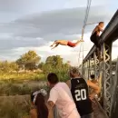 (Video) Dos jóvenes saltaron al río desde un puente y uno cayó sobre el asfalto