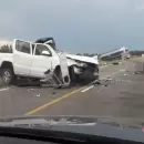 (VIDEO) Impactante accidente entre un camión y una camioneta: Un muerto y un niño grave