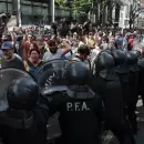 Ley Ómnibus: Fuerzas de seguridad avanzaron sobre manifestantes fuera del Congreso