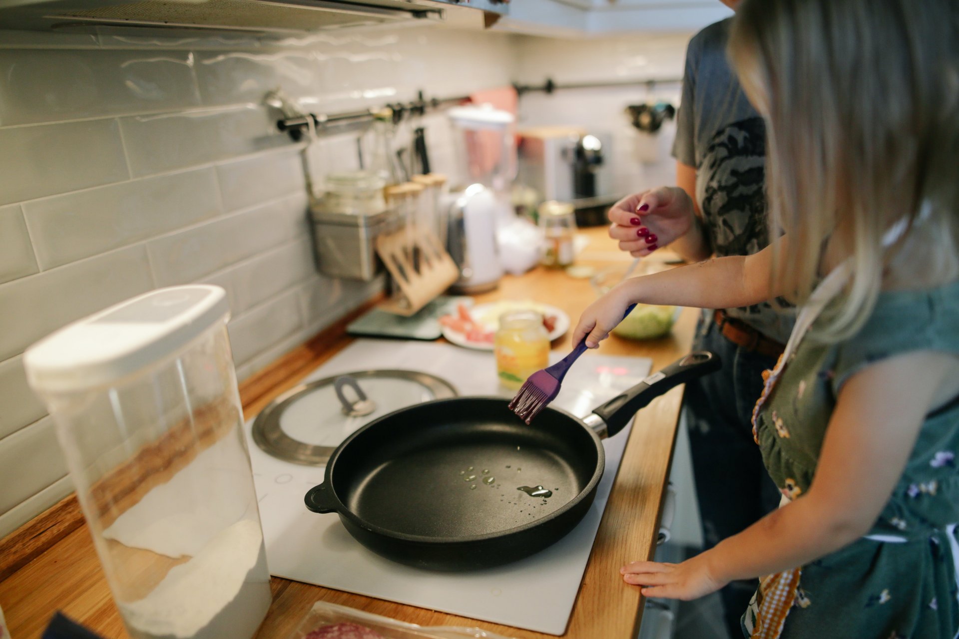 Cómo limpiar la plancha de cocina: trucos para eliminar la suciedad y la  grasa fácilmente