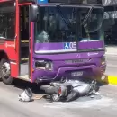 Un micro embistió a una moto en Godoy Cruz: Un conductor herido y hospitalizado