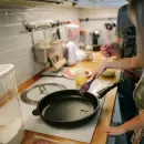 El truco desconocido para limpiar la plancha de tu cocina sucia