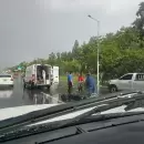 Un motociclista resbaló por la lluvia y cayó con fuerza al asfalto del Acceso Este