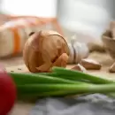El truco infalible con cebolla en polvo para sacar las cucarachas de tu cocina