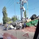 (Video) Un camin repleto de manzanas volc en Tupungato y provoc caos vehicular