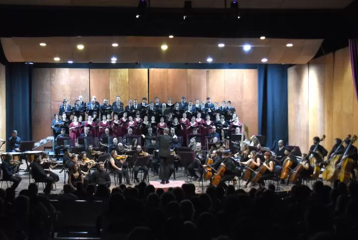 coro-universitario-de-mendoza-y-la-orquesta-sinfonica-de-la-uncuyo-1-700x470